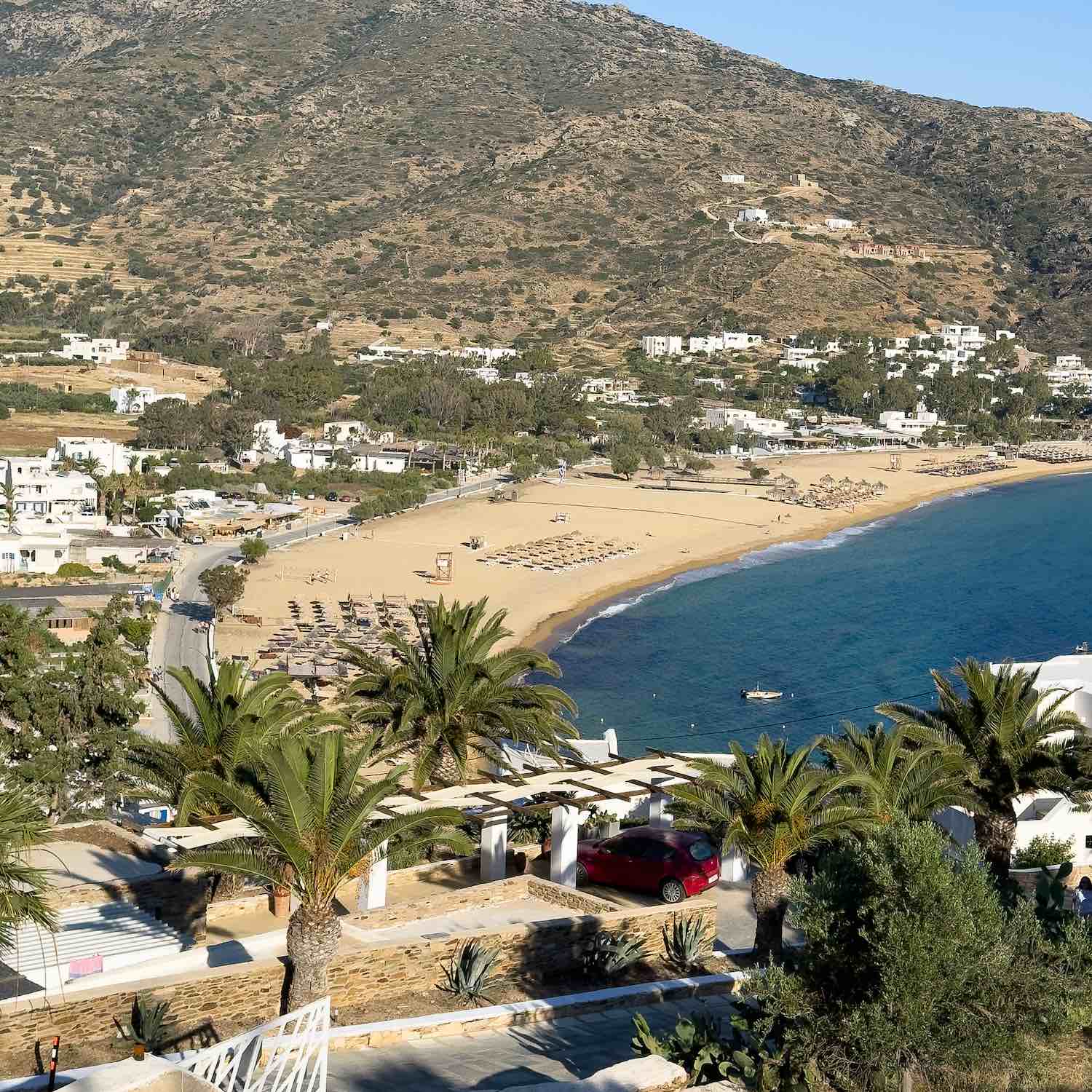 fantastičan pogled na plažu milopotas